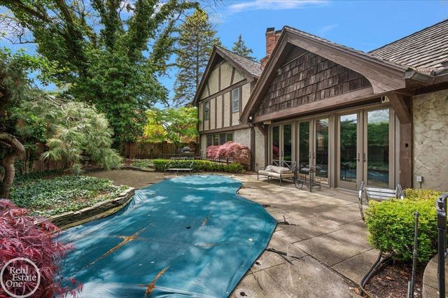 17680 E Jefferson Avenue, Grosse Pointe, MI 48230
