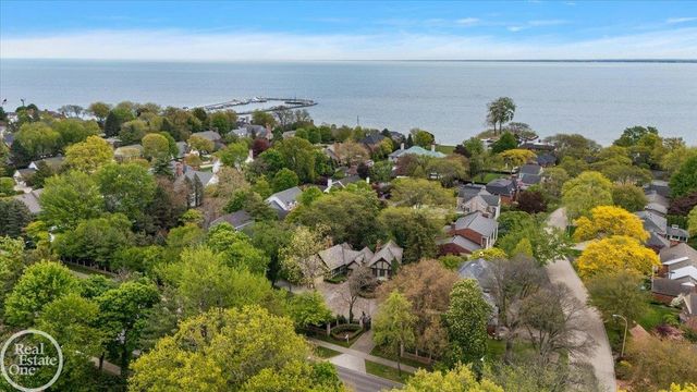 17680 E Jefferson Avenue, Grosse Pointe, MI 48230