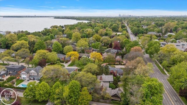17680 E Jefferson Avenue, Grosse Pointe, MI 48230