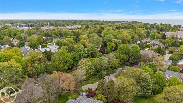 17680 E Jefferson Avenue, Grosse Pointe, MI 48230