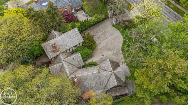 17680 E Jefferson Avenue, Grosse Pointe, MI 48230