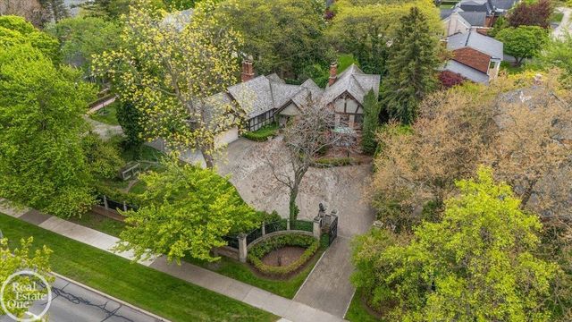17680 E Jefferson Avenue, Grosse Pointe, MI 48230