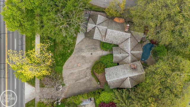 17680 E Jefferson Avenue, Grosse Pointe, MI 48230