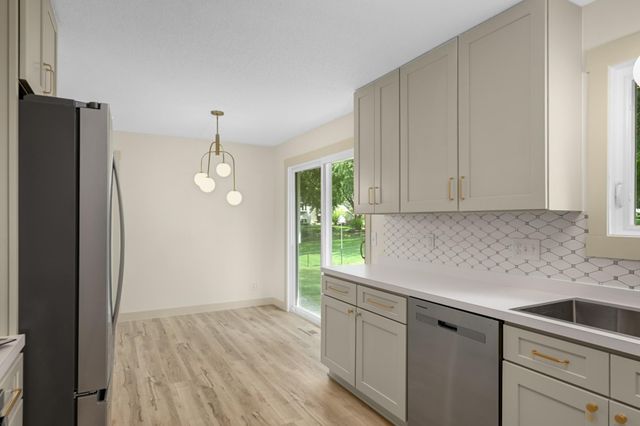 8090 159th Street W, Apple Valley, MN 55124