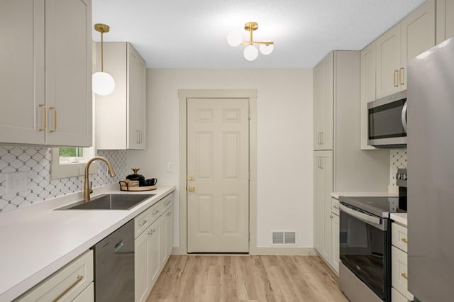 8090 159th Street W, Apple Valley, MN 55124