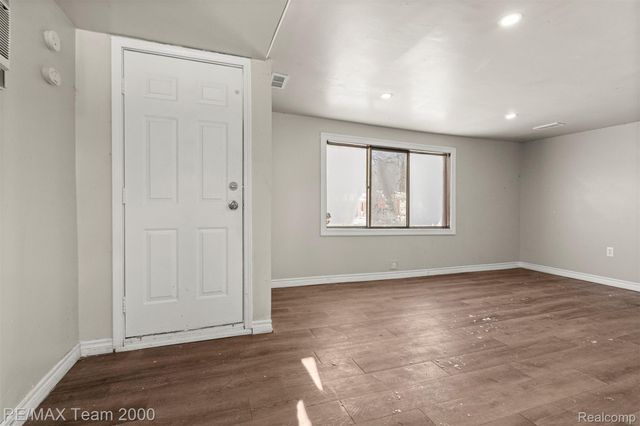 1236 E Evelyn Avenue, Hazel Park, MI 48030