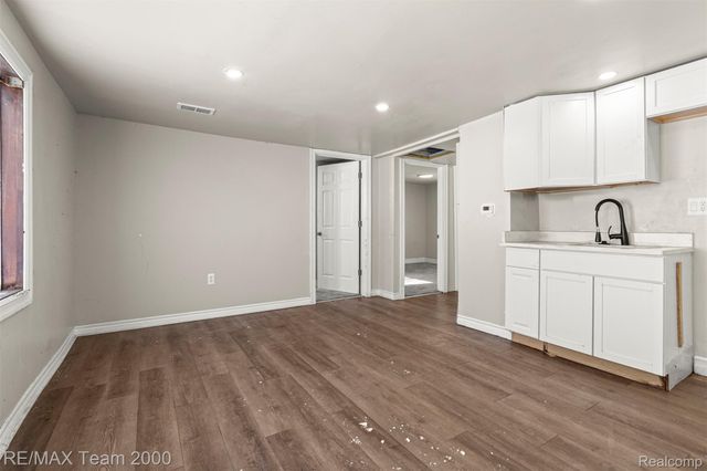 1236 E Evelyn Avenue, Hazel Park, MI 48030