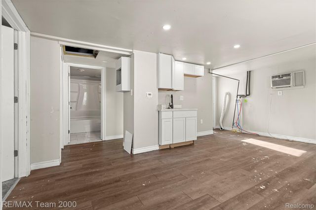 1236 E Evelyn Avenue, Hazel Park, MI 48030