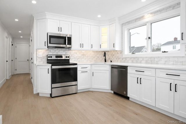 15 Bond Lane, Hicksville, NY 11801