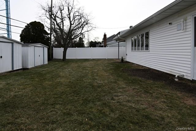 15 Bond Lane, Hicksville, NY 11801