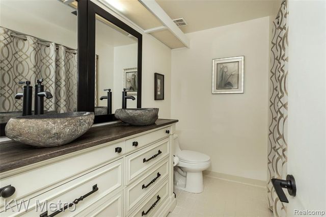 6613 Hearthstone Court 83, West Bloomfield, MI 48322