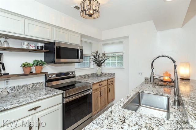 6613 Hearthstone Court 83, West Bloomfield, MI 48322