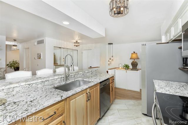 6613 Hearthstone Court 83, West Bloomfield, MI 48322