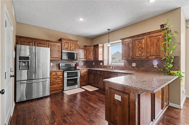 10208 Theden Circle, Lenexa, KS 66220