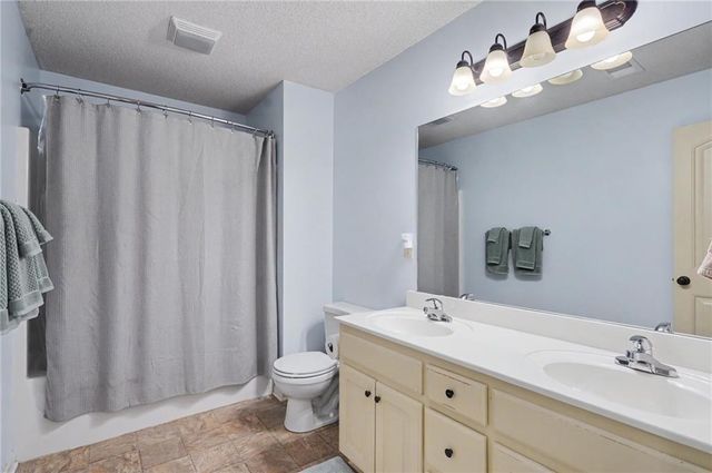 10208 Theden Circle, Lenexa, KS 66220