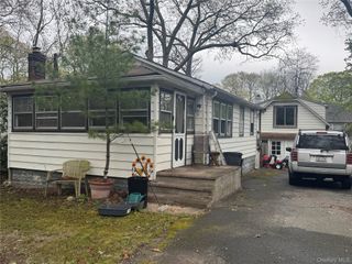 11 Arverne Road, Sound Beach, NY 11789