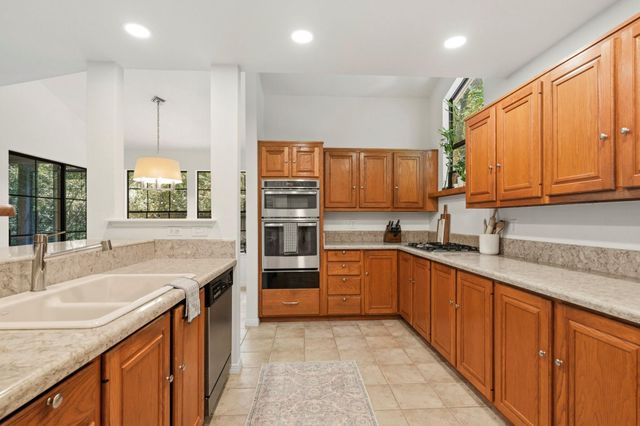 27 Sky Terrace Place, The Woodlands, TX 77381