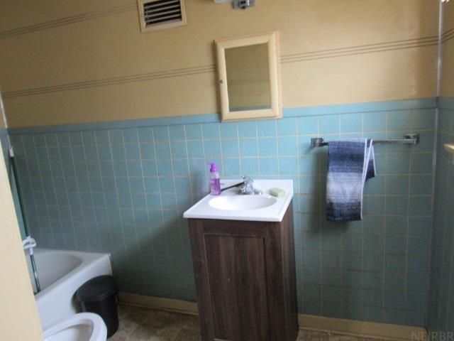 109 N Madison Street, Manchester, IA 52057