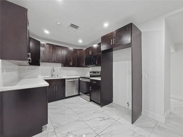 660 S Biscayne River Dr, Miami, FL 33169