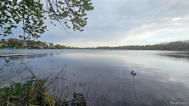4165 Highcrest Drive, Brighton, MI 48116