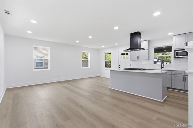 19377 Brentwood Street, Livonia, MI 48152