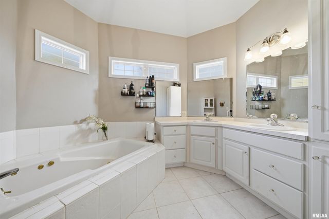 5306 N ASHFORD Drive, Peoria, IL 61615