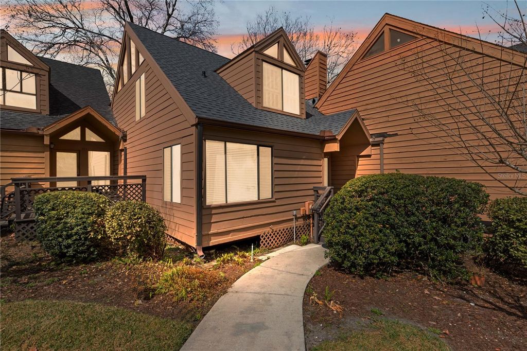 Image 1 of property listing at 1621 NE 2ND STREET 302, Ocala, FL 34470