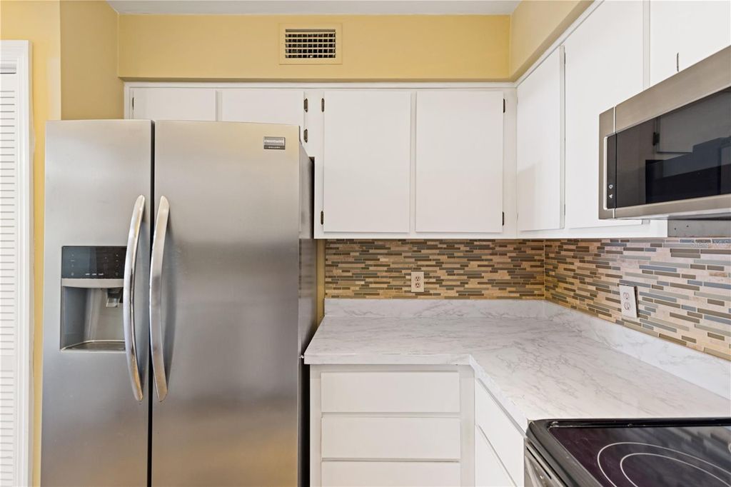 Image 19 of property listing at 1621 NE 2ND STREET 302, Ocala, FL 34470