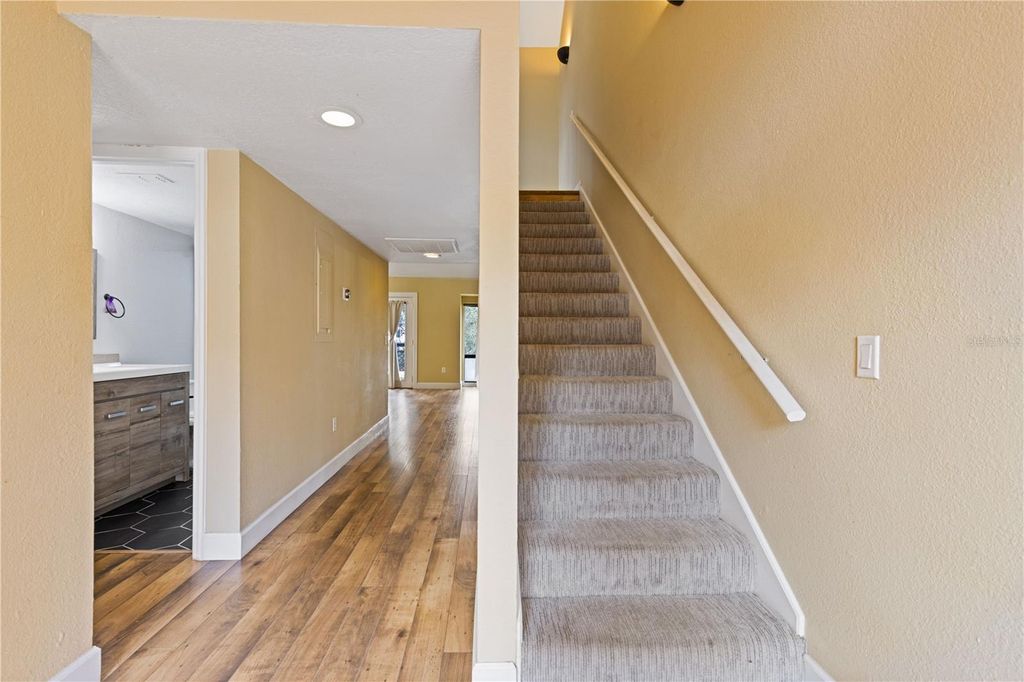 Image 4 of property listing at 1621 NE 2ND STREET 302, Ocala, FL 34470