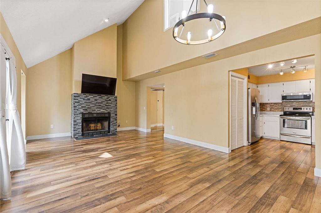 Image 5 of property listing at 1621 NE 2ND STREET 302, Ocala, FL 34470