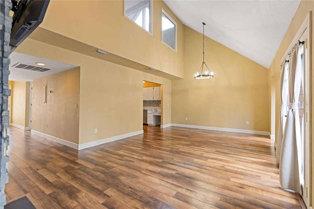 Image 6 of property listing at 1621 NE 2ND STREET 302, Ocala, FL 34470