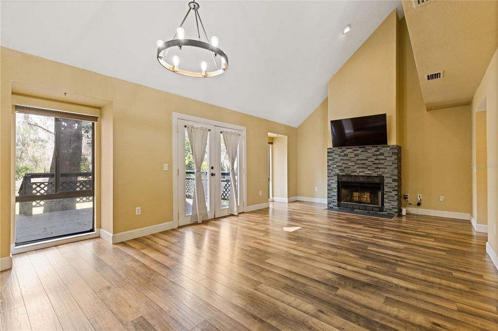 Image 7 of property listing at 1621 NE 2ND STREET 302, Ocala, FL 34470