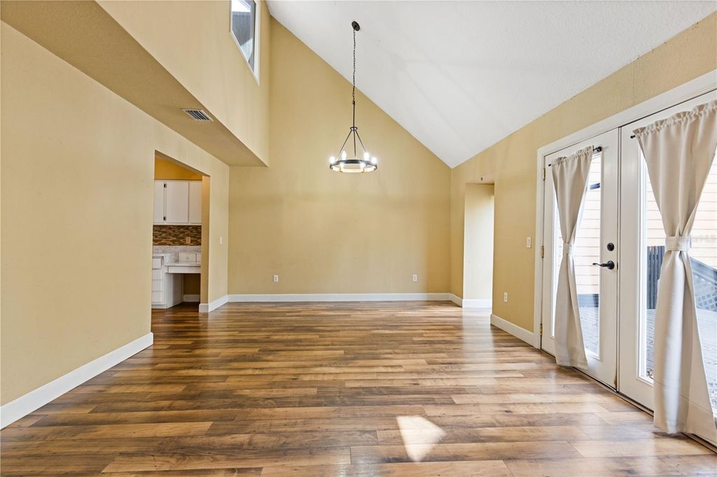 Image 9 of property listing at 1621 NE 2ND STREET 302, Ocala, FL 34470