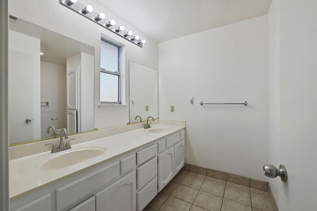 3267 Lakeshore Ct, Stockton, CA 95219