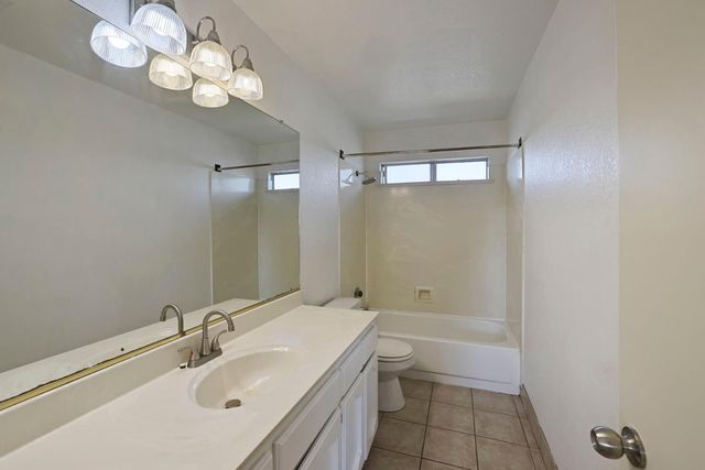 3267 Lakeshore Ct, Stockton, CA 95219
