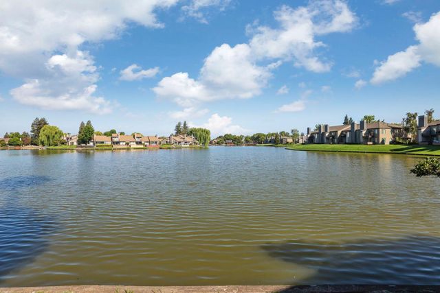 3267 Lakeshore Ct, Stockton, CA 95219