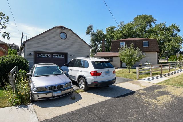 8145 State Road, Burbank, IL 60459