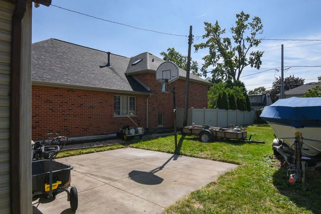 8145 State Road, Burbank, IL 60459