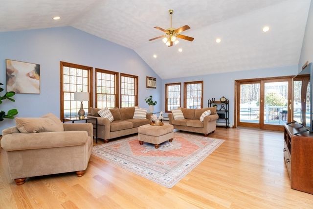 124 Bedford St, Burlington, MA 01803