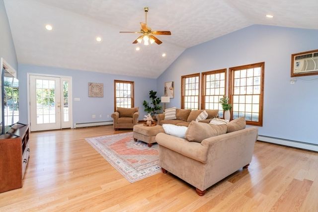 124 Bedford St, Burlington, MA 01803