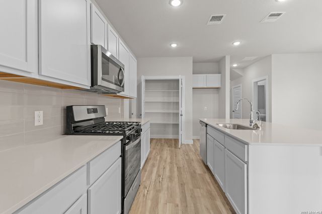 5531 Franklin Hills, Von Ormy, TX 78073