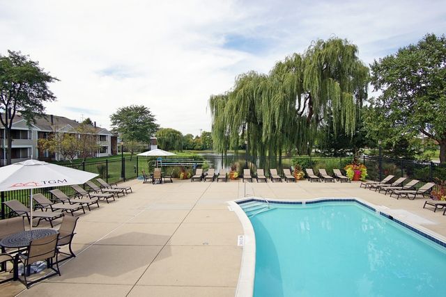 1621 Westminster Drive 206, Naperville, IL 60563