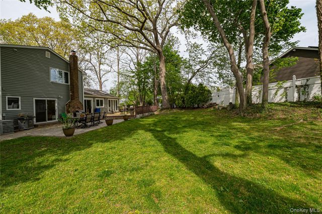 17 Lodge Lane, Miller Place, NY 11764