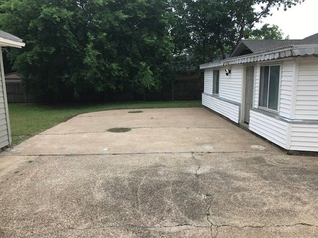212 Barry Lane, Lancaster, TX 75146