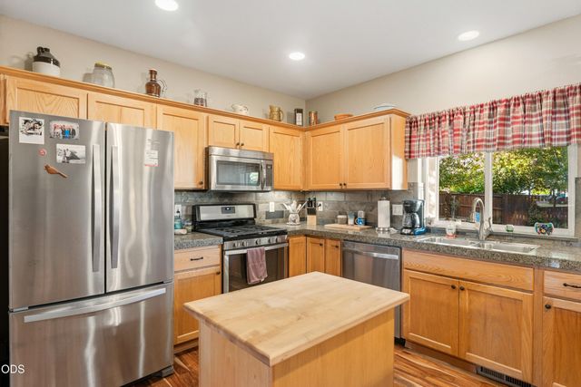 2023 NW 22nd Street, Redmond, OR 97756