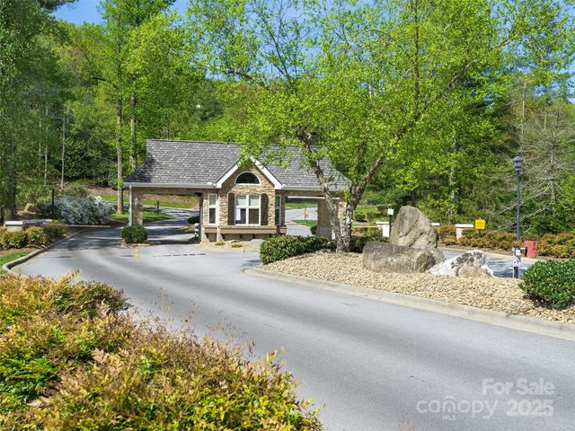 306 Croydon Drive, Hendersonville, NC 28791