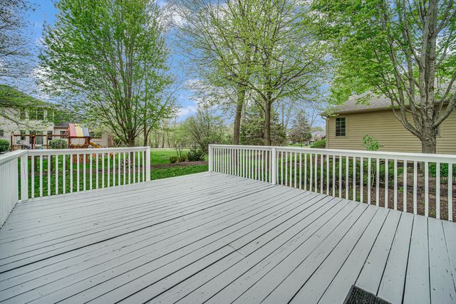 8709 Shade Tree Circle, Lakewood, IL 60014
