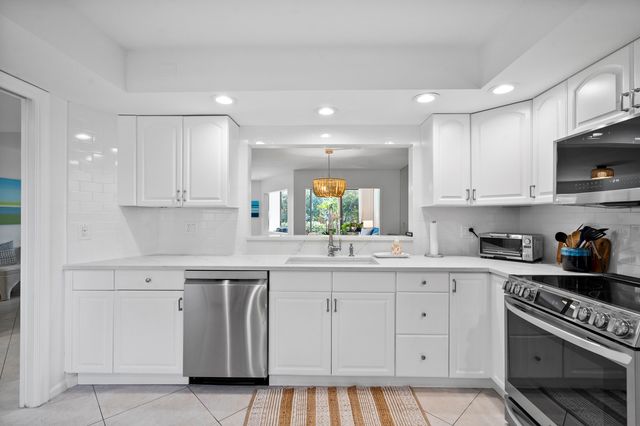 5172 SE Club Way 108, Stuart, FL 34997