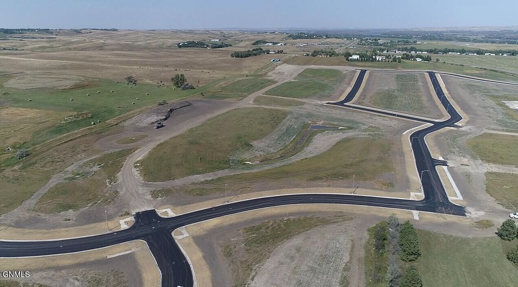 3615 Silver Leaf Avenue NW, Mandan, ND 58554 photo 2