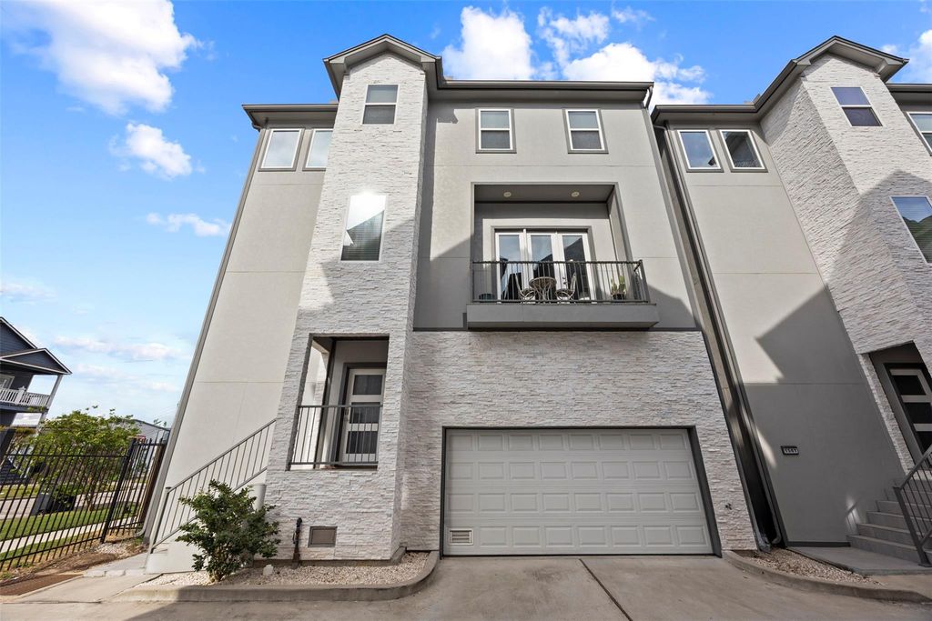 Image 1 of property listing at 1565 W 22nd Street, Houston, TX 77008